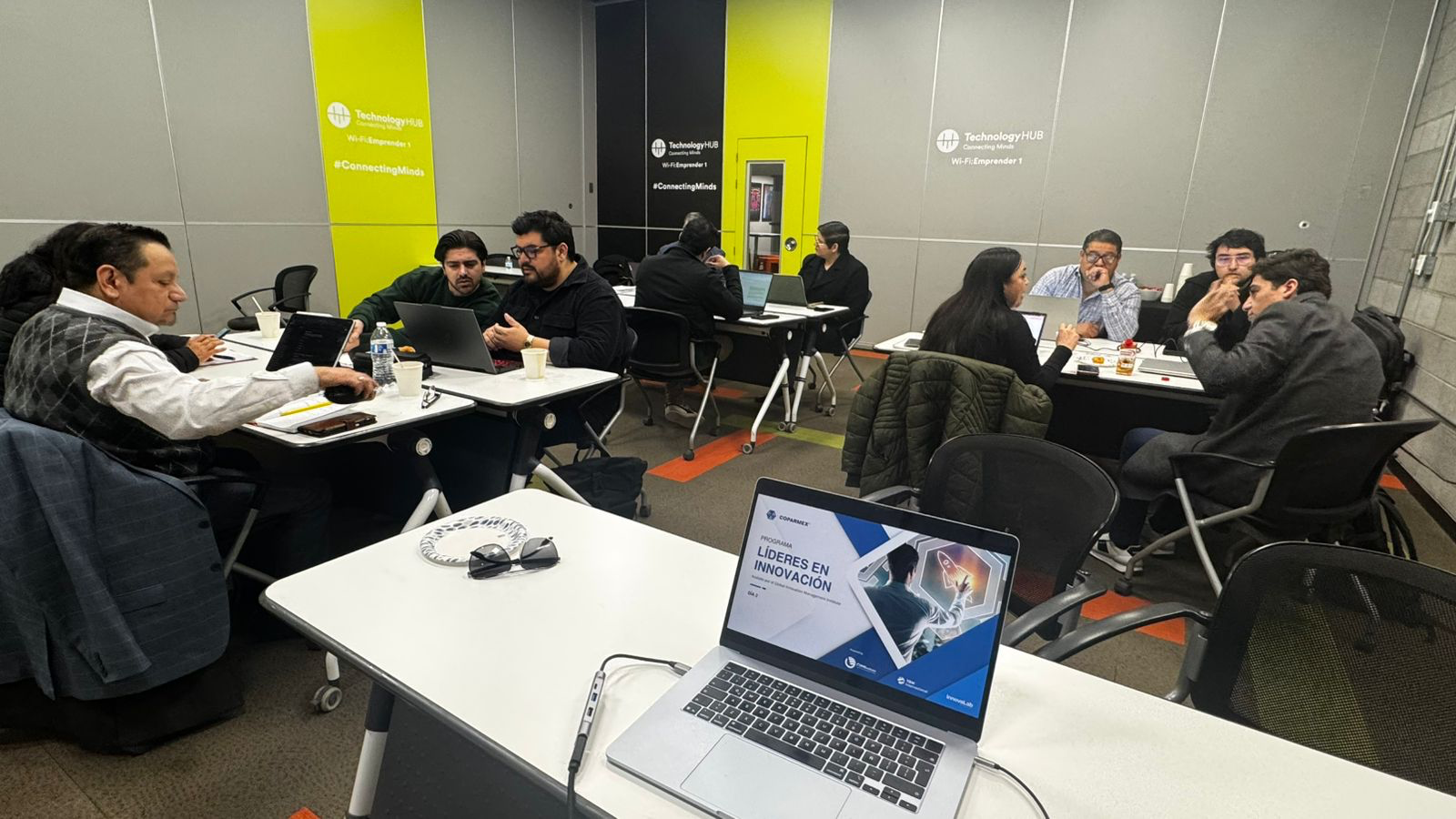 Trabajo colaborativo durante el programa Líderes en Innovación.